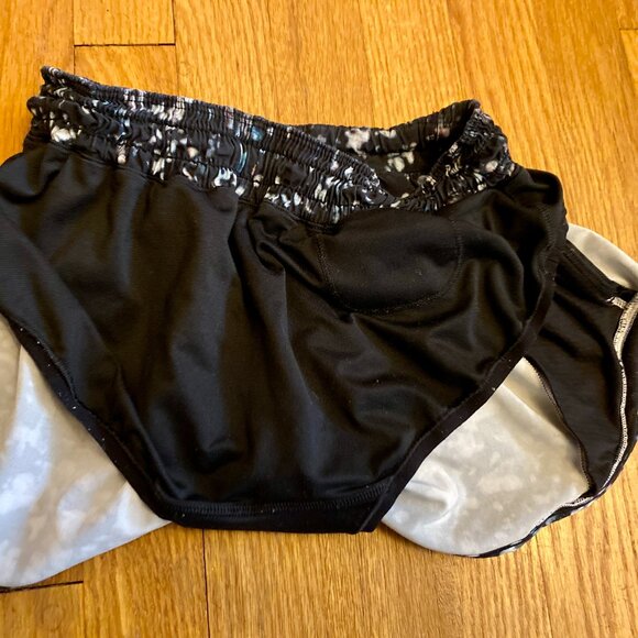 Lululemon Hotty Hot Shorts II 2.5 Pixel Haze Size 6 - Picture 4 of 10